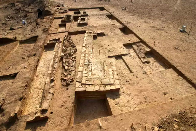 Six feets human skeleton found in Kutch, Discover Graves, Burial sites, Harappan Civilization