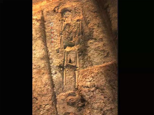 Six feets human skeleton found in Kutch, Discover Graves, Burial sites, Harappan Civilization