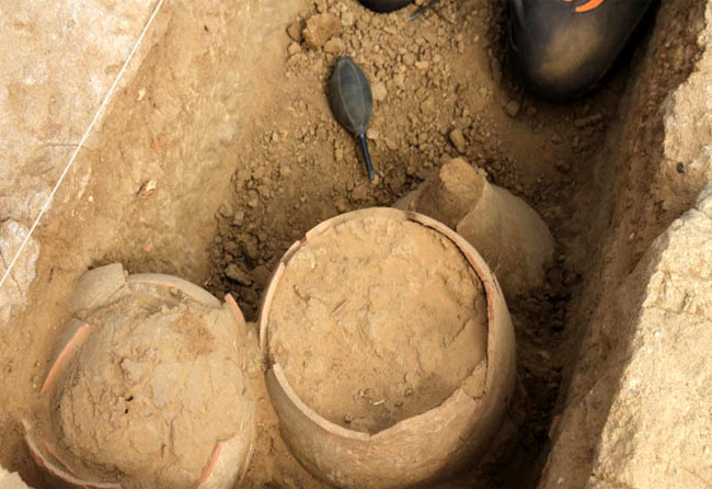 Six feets human skeleton found in Kutch, Discover Graves, Burial sites, Harappan Civilization