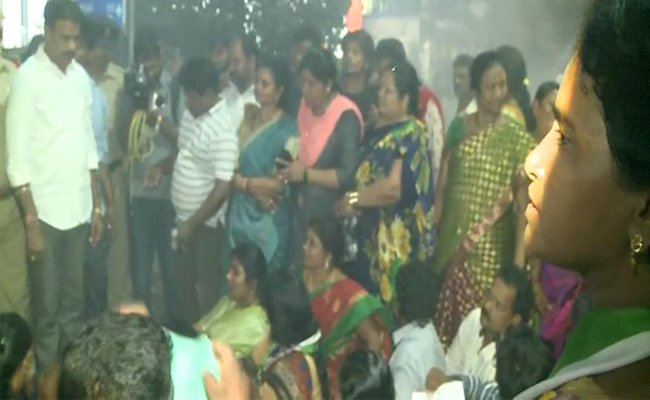ysrcp leaders protest tdp office 