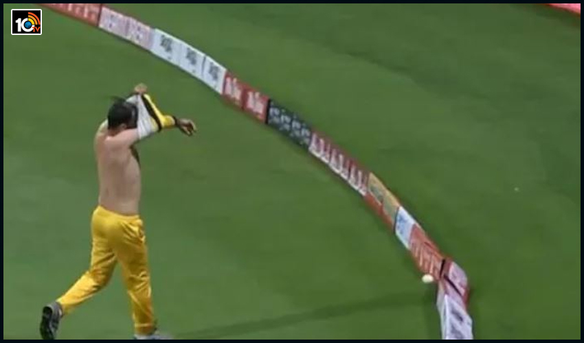 https://10tv.in/latest/absurd-moment-when-fielder-changing-jersey-fails-to-stop-boundary-182953.html
