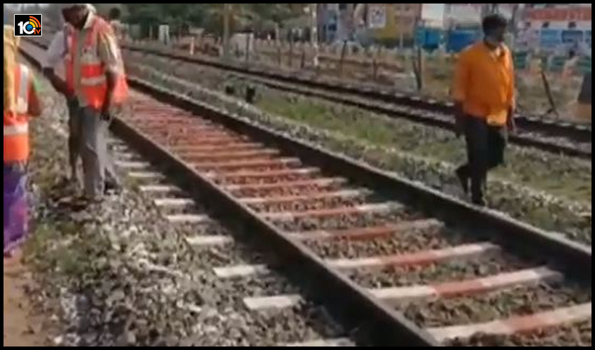 https://10tv.in/andhra-pradesh/a-train-hit-a-yougster-in-nellore-district-196634.html