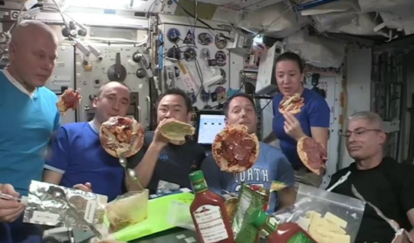 https://10tv.in/international/pizza-party-in-space-astronauts-enjoy-pizza-at-international-space-station-video-goes-viral-269742.html