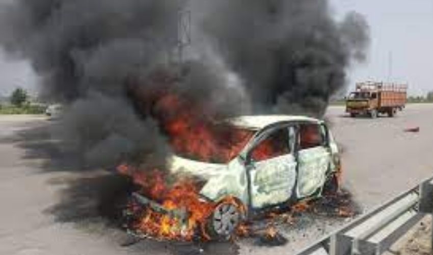 Fires in Car : ఖైరతాబాద్ సిగ్నల్ వద్ద టాటా సుమో కారు దగ్ధం