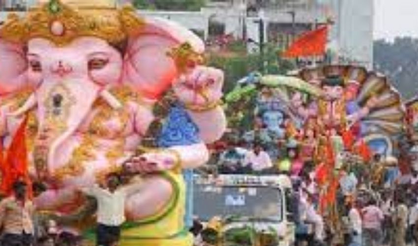Ganesh Idols : పాతబస్తీ నుండి ట్యాంక్ బండ్ కు వెయ్యి వినాయక విగ్రహాలు