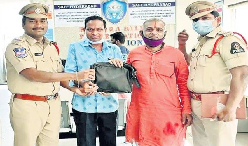 https://10tv.in/telangana/passenger-forgot-the-bag-in-auto-driver-give-bag-in-banjarahills-307018.html