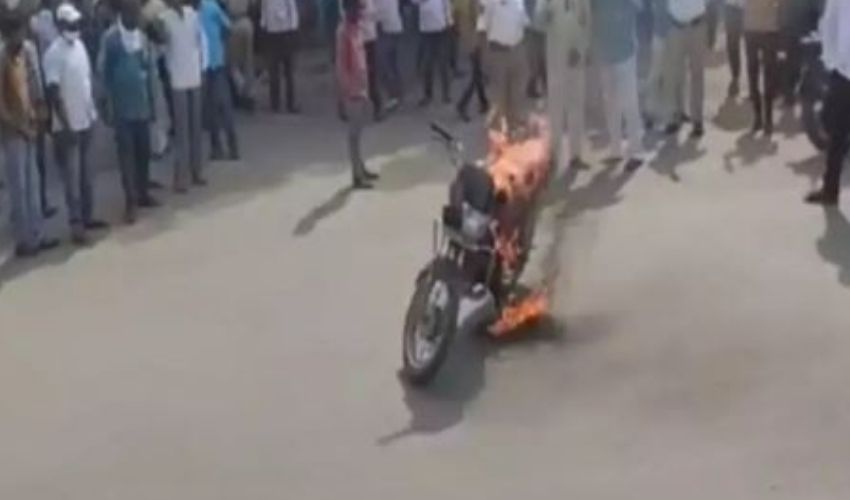 https://10tv.in/telangana/unable-to-pay-the-challans-set-fire-to-the-bike-in-adilabad-318651.html