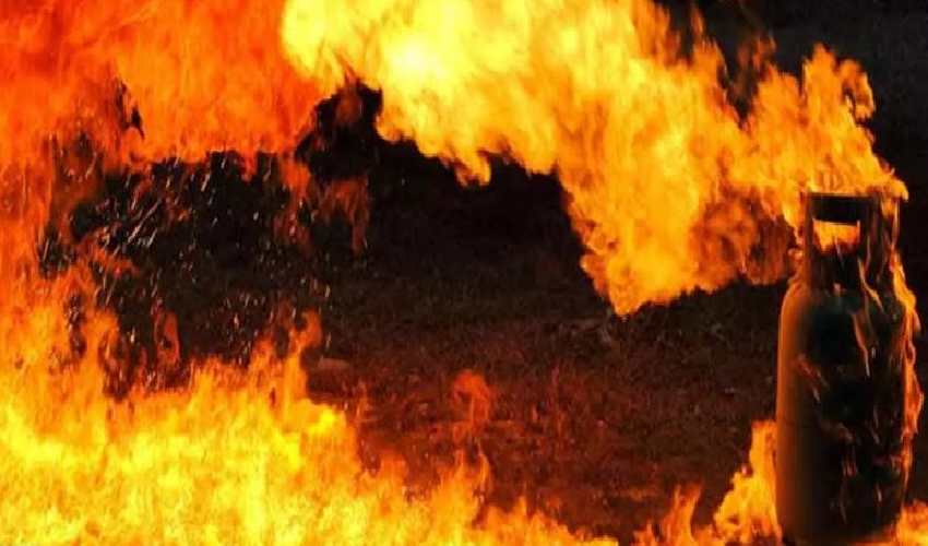 Gas Cylinder Blast : నానక్‌రామ్‌గూడలో గ్యాస్ సిలిండర్ పేలుడు-11 మందికి గాయాలు | Gas Cylinder Blast
