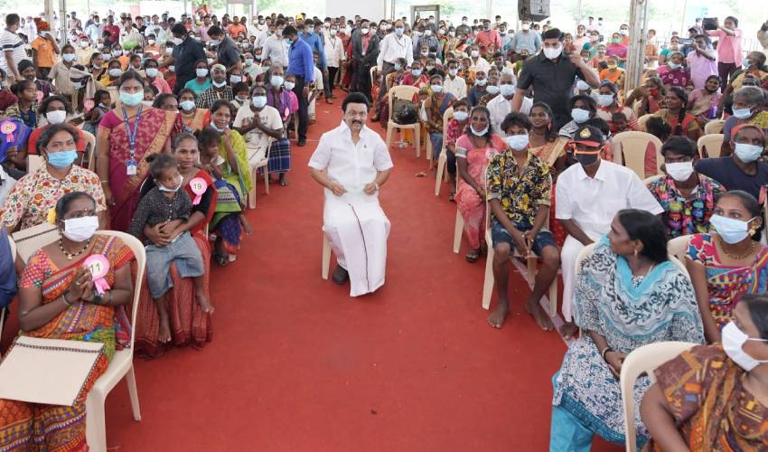 Tamil Nadu CM : అదరగొట్టిన సీఎం స్టాలిన్‌.. ప్లాస్టిక్ కుర్చీలో ప్రజలతో