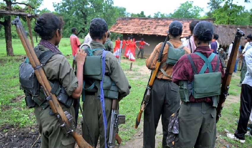 Maoists : సర్పంచ్‌ను హతమార్చిన మవోయిస్టులు