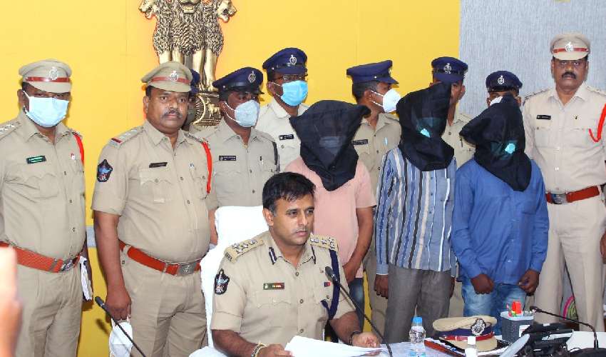 https://10tv.in/crime/vijayawada-cops-held-three-cheddy-gang-members-331951.html