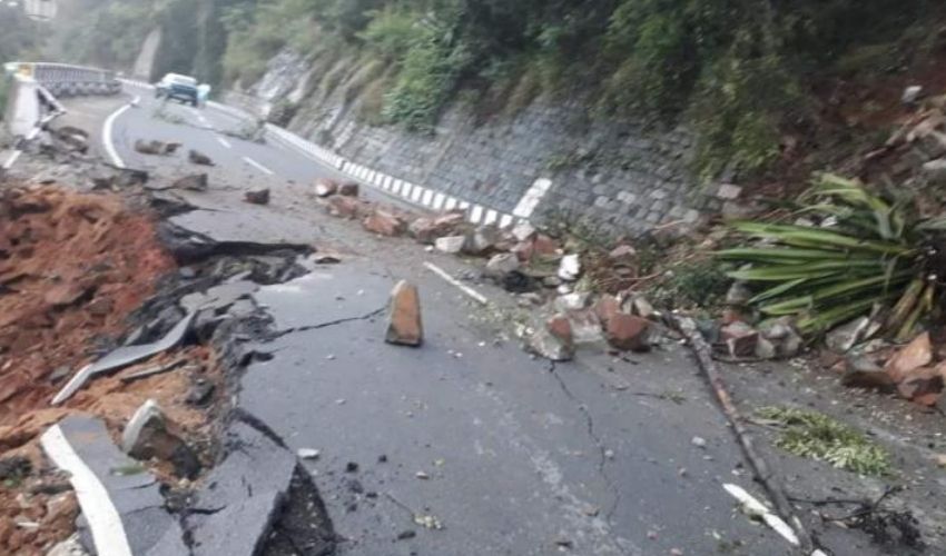 Tirumala Ghat Road: ఘాట్ రోడ్డులో మరమ్మత్తులు.. నేడు తిరుమలకు ఢిల్లీ ఐఐటీ టీమ్! | Tirumala ghat Road Damaged due to massive landslide