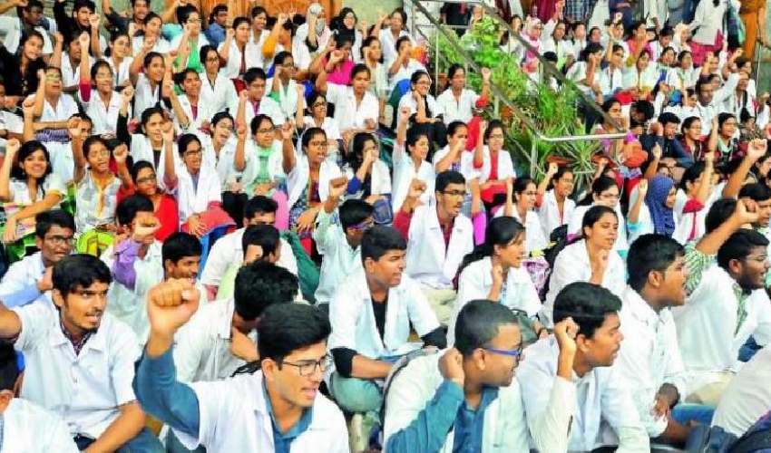 Junior Doctors : ఏపీలో సమ్మె బాట పట్టిన జూడాలు | Junior Doctors