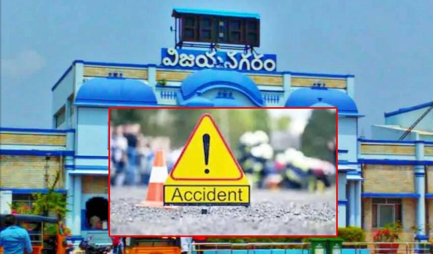 Vizianagaram Accident : పెళ్లి బృందంతో వెళ్తున్న ట్రాక్టర్ బోల్తా.. 22 మందికి గాయాలు | Road Mishap In vizianagaram district 22 people injured six people condition critical