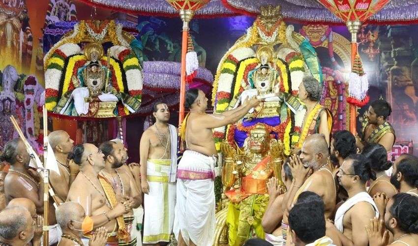 Sri Padmavati : హనుమంత వాహనంపై పట్టాభిరాముని అలంకారంలో శ్రీ పద్మావతి | Thiruchanuru Sri Padmavati Ammavari Karthika Brahmotsavalu