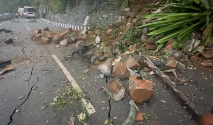 Tirumala: తిరుమల ఘాట్‌ రోడ్డు మూసివేత.. తృటిలో తప్పిన ప్రమాదం.. భారీగా ట్రాఫిక్ జామ్! | Tirumala ghat road Closed due to landslides