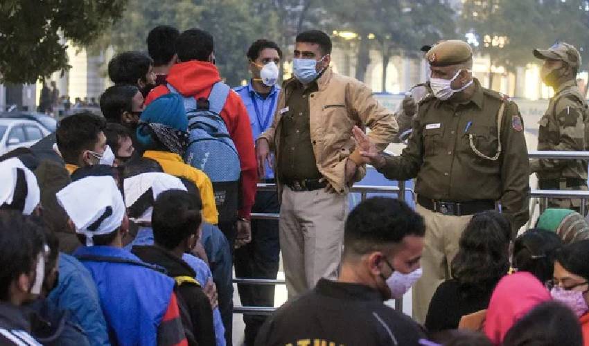Delhi Police: మూడొందల మంది పోలీసులకు కరోనా పాజిటివ్!
