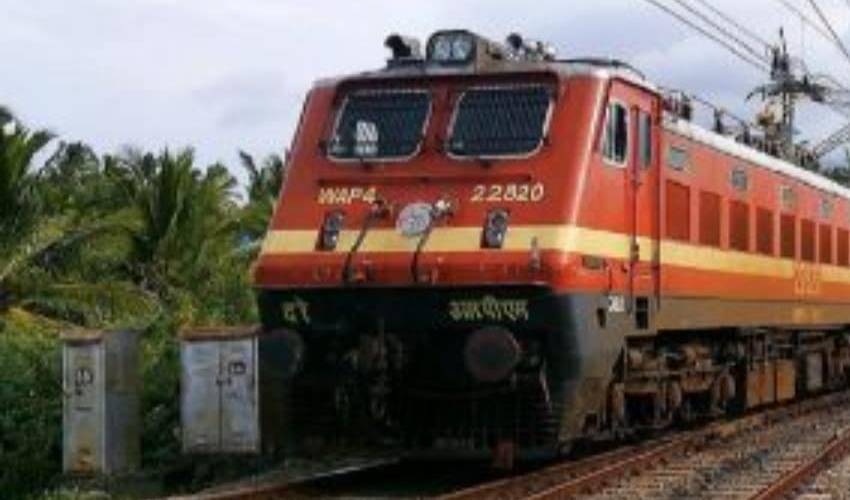 https://10tv.in/andhra-pradesh/tragedy-in-kadapa-district-students-commit-suicide-by-falling-under-a-train-361799.html