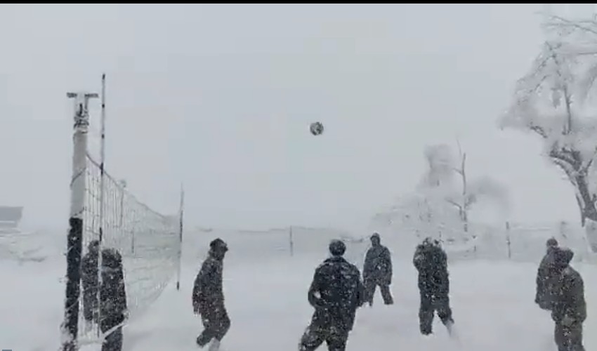 https://10tv.in/national/indian-army-soldiers-playing-volley-ball-in-subzero-temperatures-351979.html