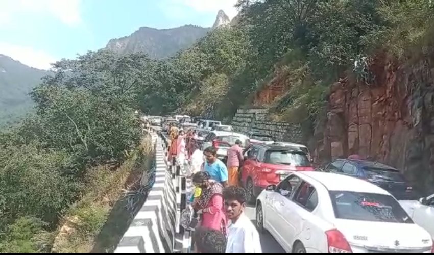 https://10tv.in/andhra-pradesh/pilgrims-stuck-due-to-traffic-jam-in-tirumala-ghatroads-344355.html