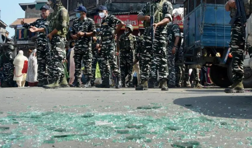 https://10tv.in/national/grenade-attack-in-busy-srinagar-street-one-civilian-dead-several-injured-383957.html