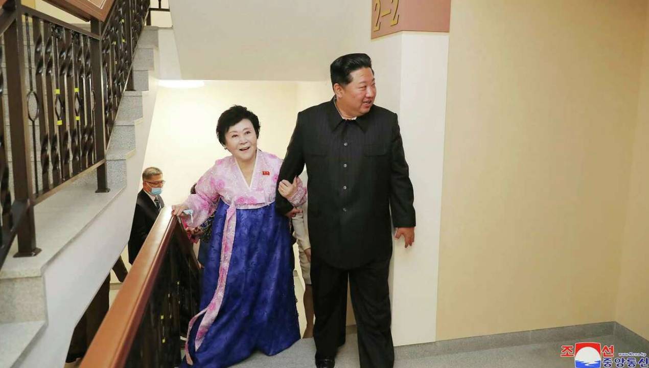 Kim Jong Un: అట్లుంటది మనతోని.. న్యూస్‌ రీడర్‌ను ఆశ్చర్యపర్చిన కిమ్.. ఏకంగా బంగ్లానే రాసిచ్చేశాడు..