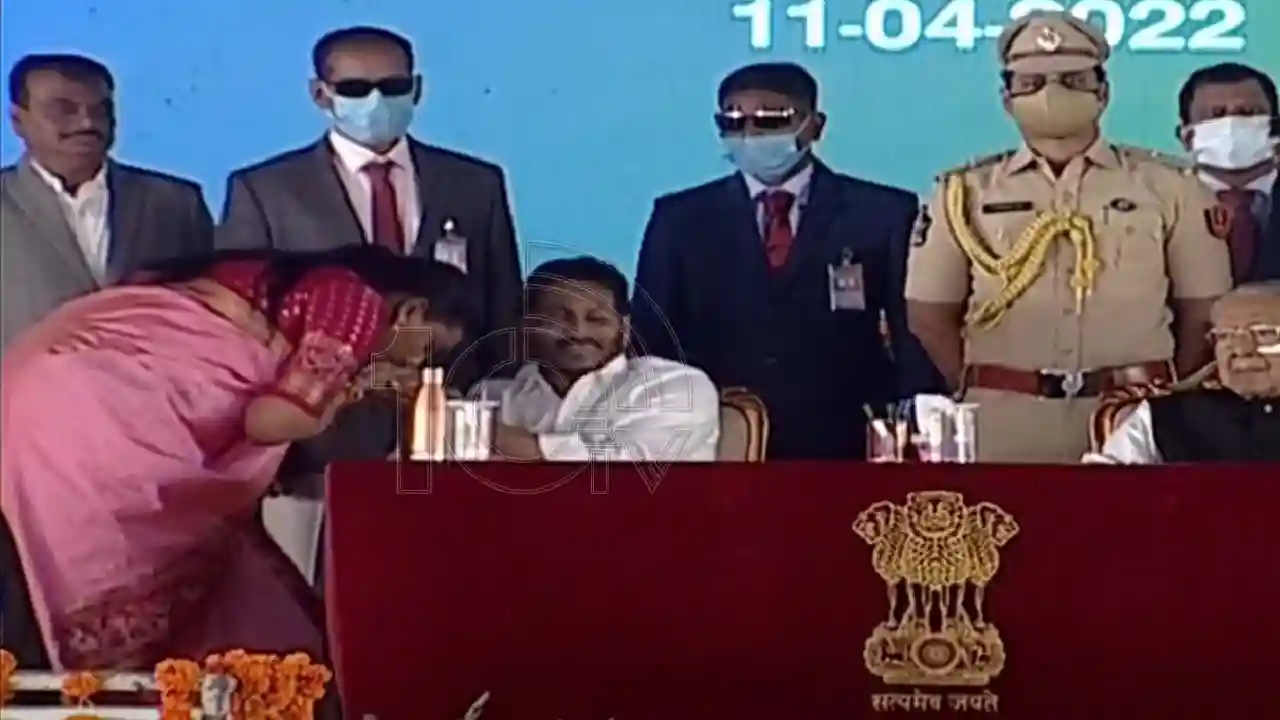 https://10tv.in/andhra-pradesh/nagari-mla-roja-takes-oath-as-ap-minister-407048.html
