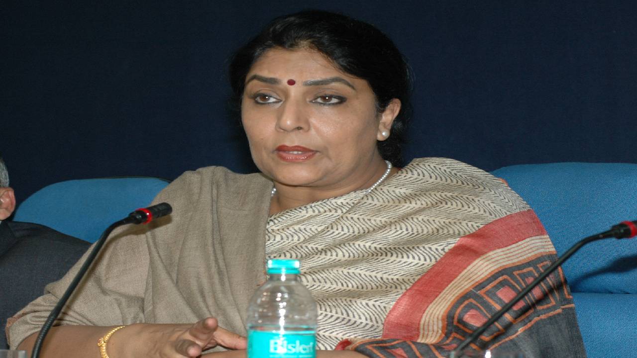 https://10tv.in/latest/congresss-renuka-chowdhury-charged-for-grabbing-cops-collar-during-hyderabad-protests-445709.html