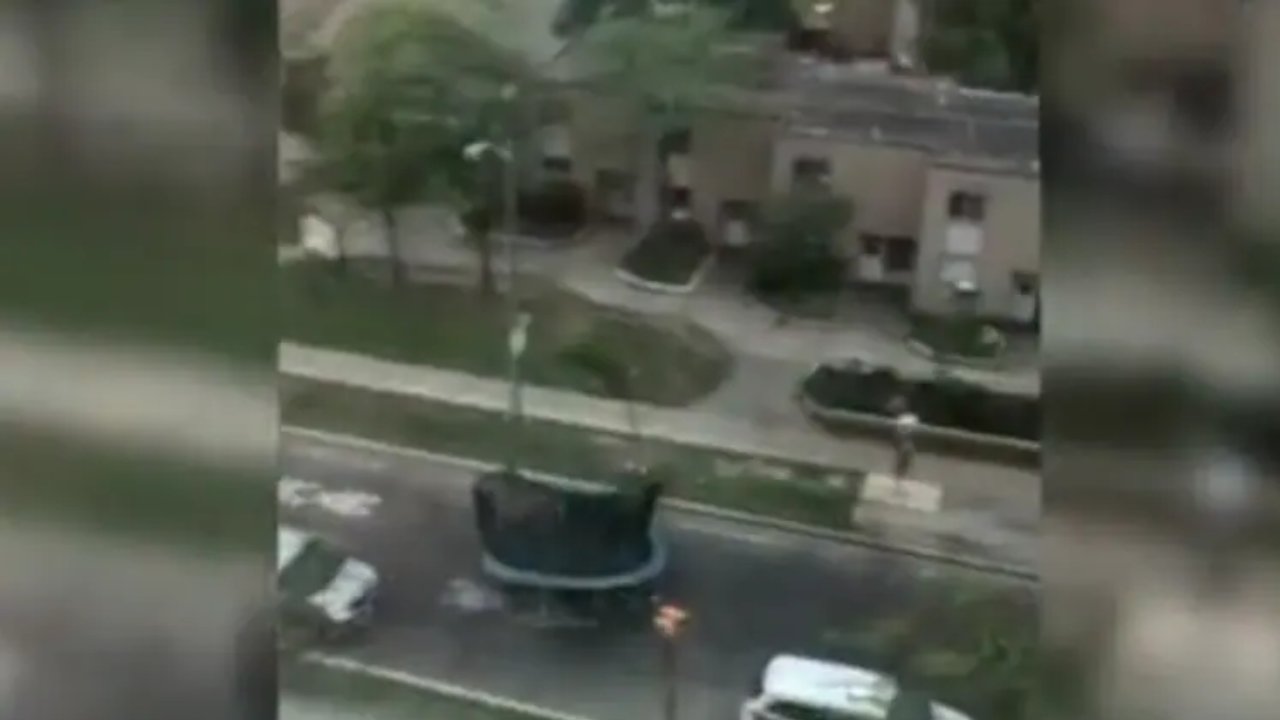 https://10tv.in/international/watch-video-trampoline-flies-between-cars-during-storm-in-canadas-toronto-431454.html