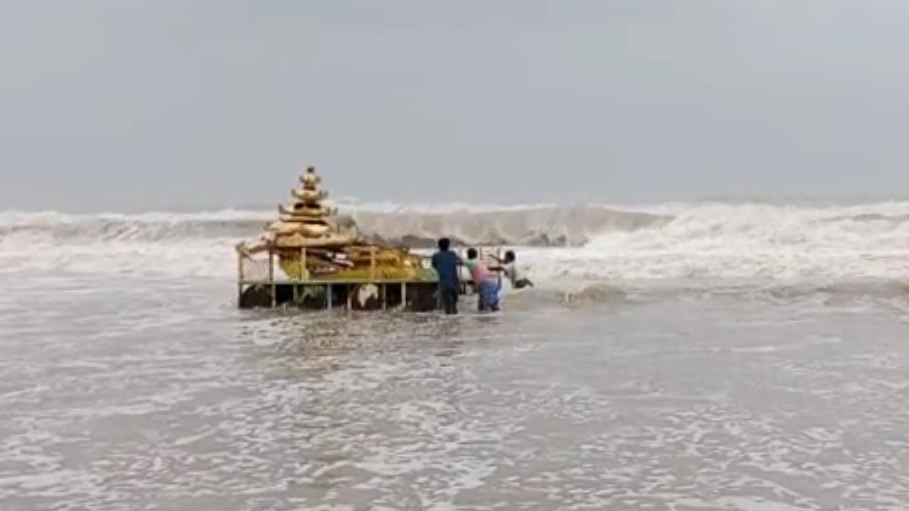 https://10tv.in/andhra-pradesh/cyclone-asani-effect-golden-chariot-flown-to-reach-sunnapalli-coast-in-srikakulam-424614.html