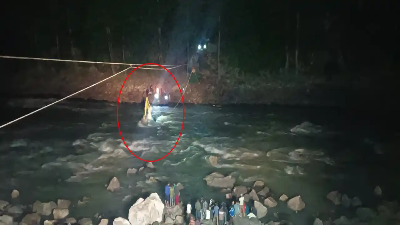 Indian Army : అర్ధరాత్రివేళ నదిలో చిక్కుకున్న యువకులను కాపాడిన ఆర్మీ