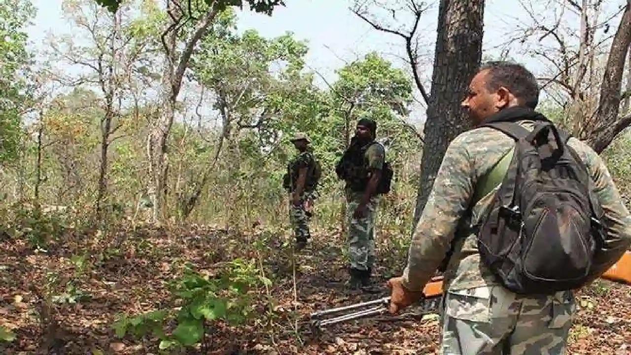 https://10tv.in/crime/chhattisgarh-encounter-between-naxalites-and-drg-police-in-dantewada-firing-countinues-421856.html