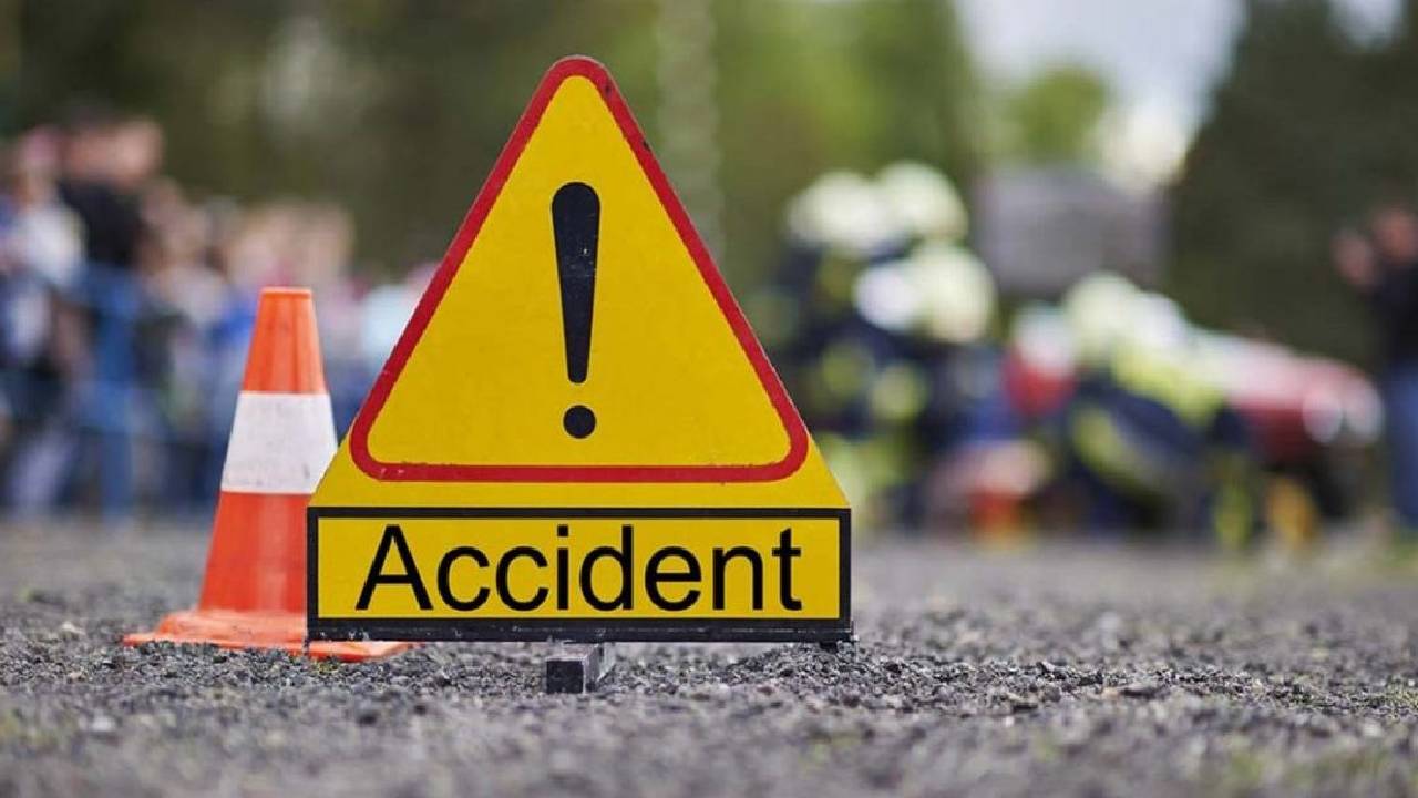 Road Accident: పెండ్లి వాహనం బోల్తా.. నలుగురు మృతి