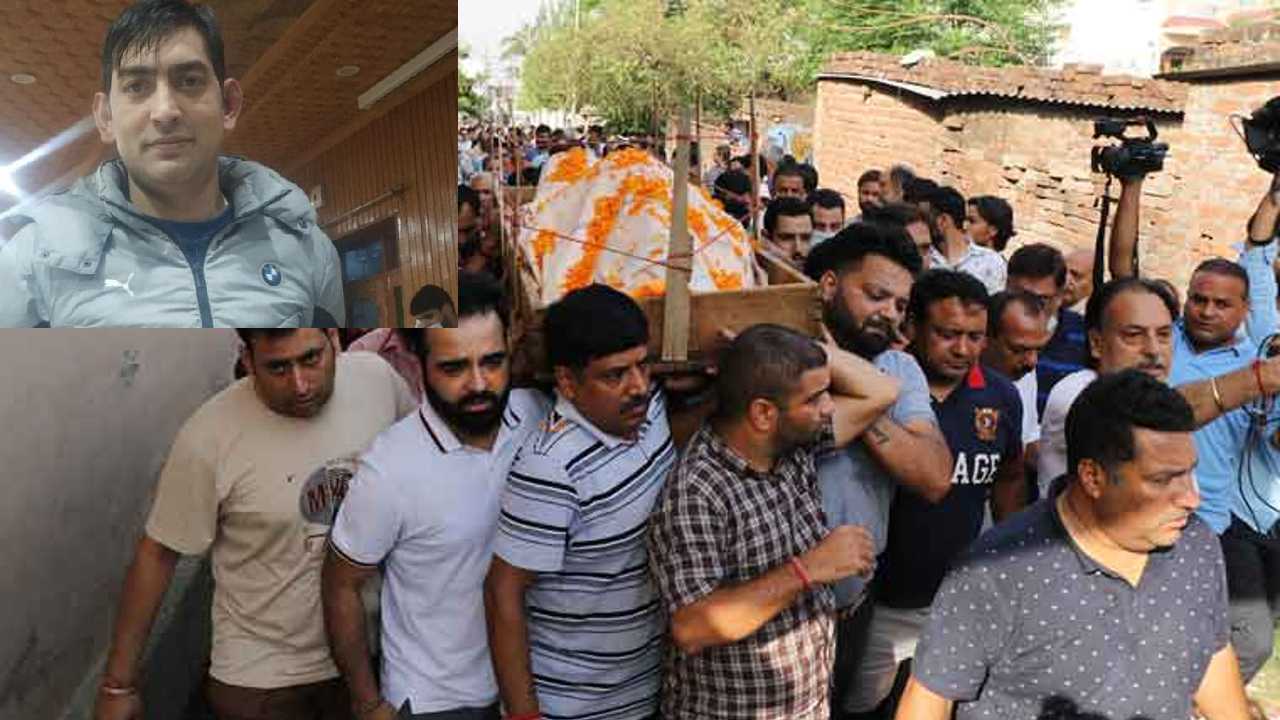 Kashmir Pandit Killing: కశ్మీర్‌లో పండిట్ హత్యకు వ్యతిరేకంగా భారీ నిరసనలు: కేంద్రం భద్రత కల్పించాలని విజ్ఞప్తి
