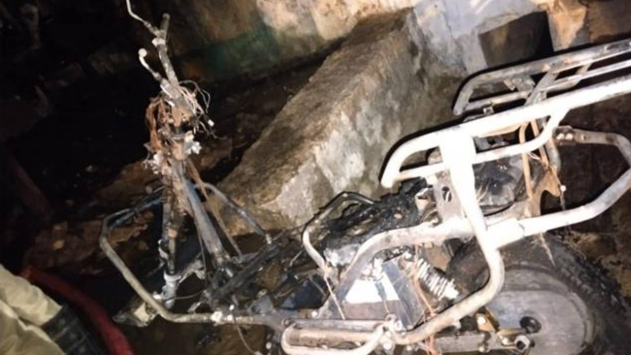 Electric Bike Explosion: అర్ధరాత్రి పేలిన ఎలక్ట్రిక్ బైక్.. ఇంటికి అంటుకున్న మంటలు