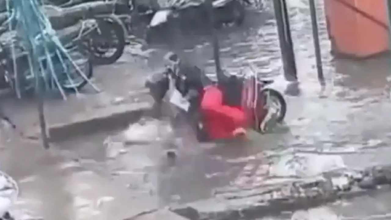 https://10tv.in/national/couple-on-scooter-falls-in-a-ditch-amid-heavy-waterlogging-in-aligarh-447078.html