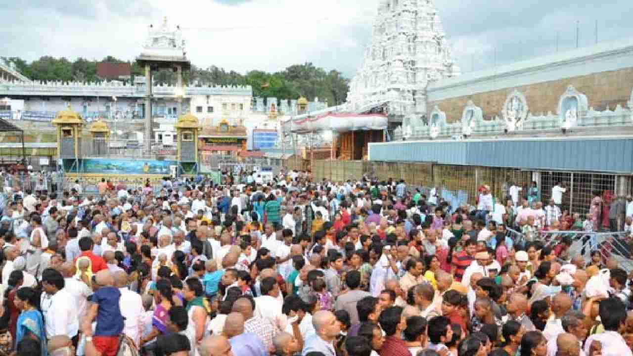 https://10tv.in/andhra-pradesh/heavy-rush-in-tirumala-devotees-rush-to-tirumala-443037.html