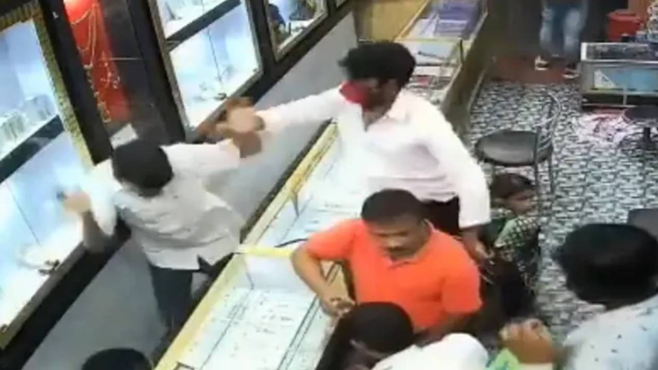 https://10tv.in/national/armed-robbers-strike-jewellery-shop-in-bihar-450301.html