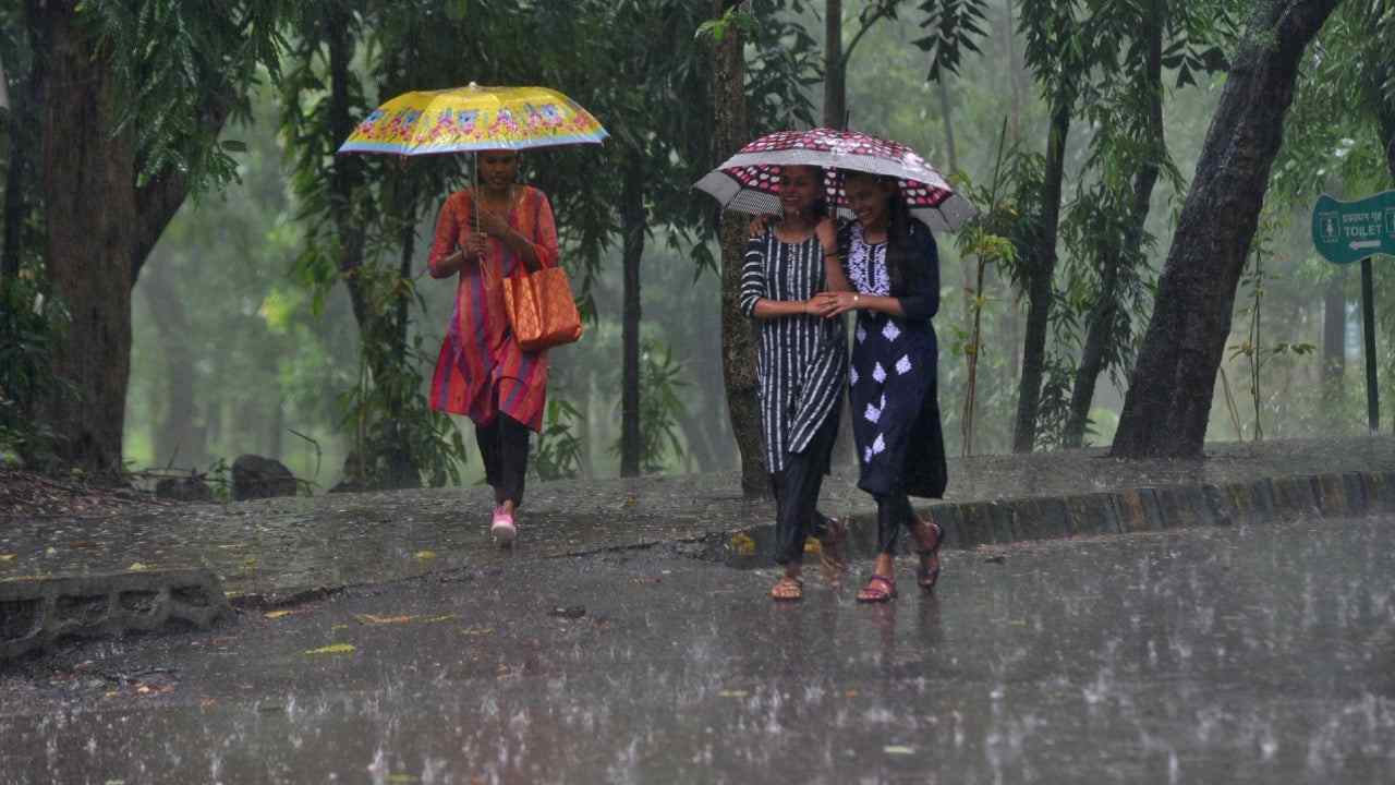 Rains In Telangana: తెలంగాణలో మోస్తరు వర్షాలు