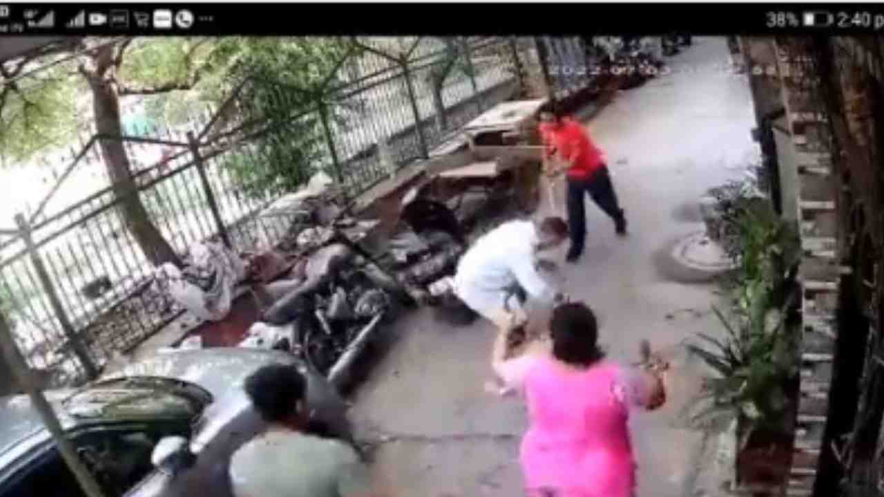 https://10tv.in/latest/delhi-man-violently-attacks-neighbours-with-iron-rod-over-barking-pet-dog-454390.html