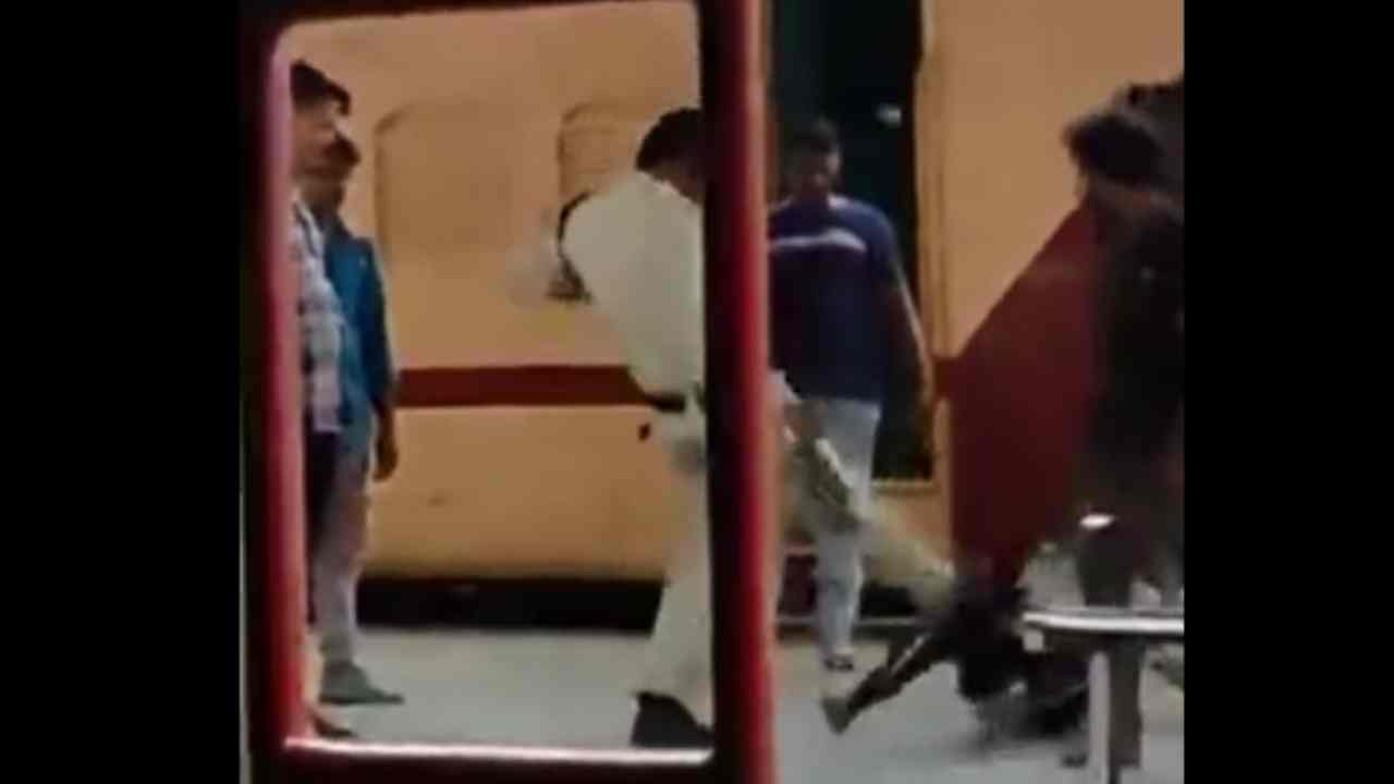 Viral video: రైల్వే స్టేష‌న్‌లో వృద్ధుడిని కాళ్ళ‌తో తంతూ రెచ్చిపోయిన‌ పోలీసు