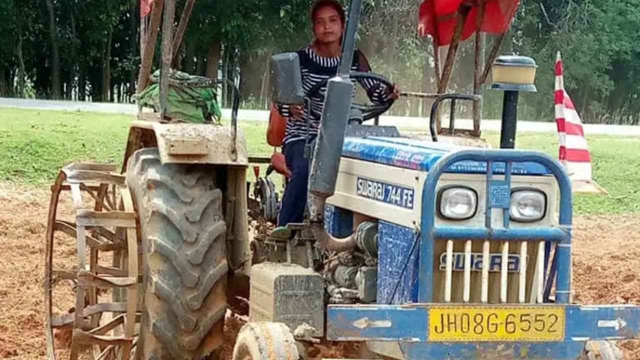 Fatwa..Girl Driving Tractor : ట్రాక్టర్ నడిపి వ్యవసాయం చేస్తున్న యువతికి ఫత్వా జారీ..జరిమాన కట్టకుంటే ఊరునుంచి బహిష్కిస్తామంటూ హుకుం