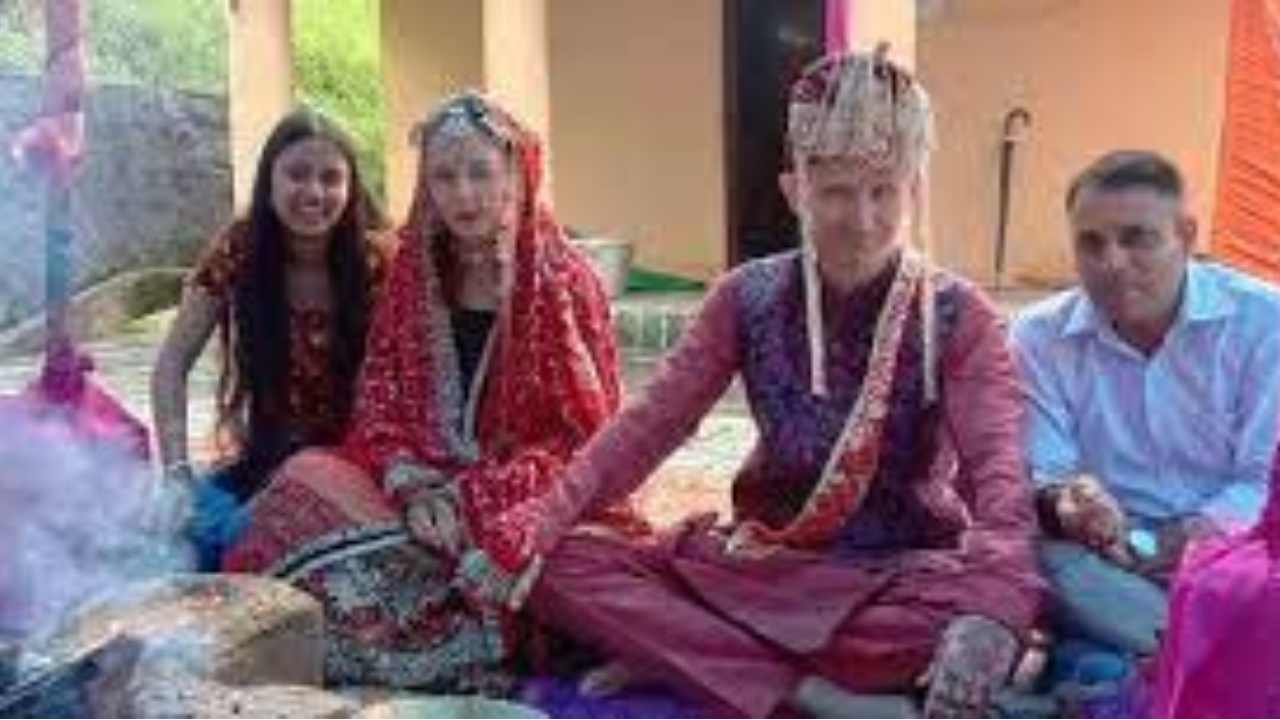 Ukrain weds Russia: భారత సంప్రదాయంలో పెళ్లి చేసుకున్న ఉక్రెయిన్-రష్యా ప్రేమ జంట