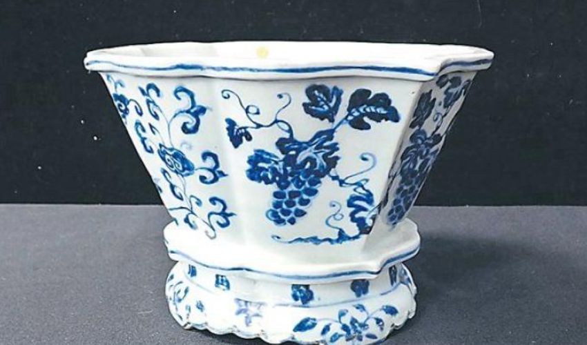 Royal Chinese porcelain bowl