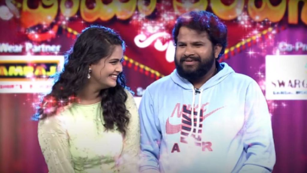 Tollywood comedian Hyper Aadi introduce his Girl friend to audience