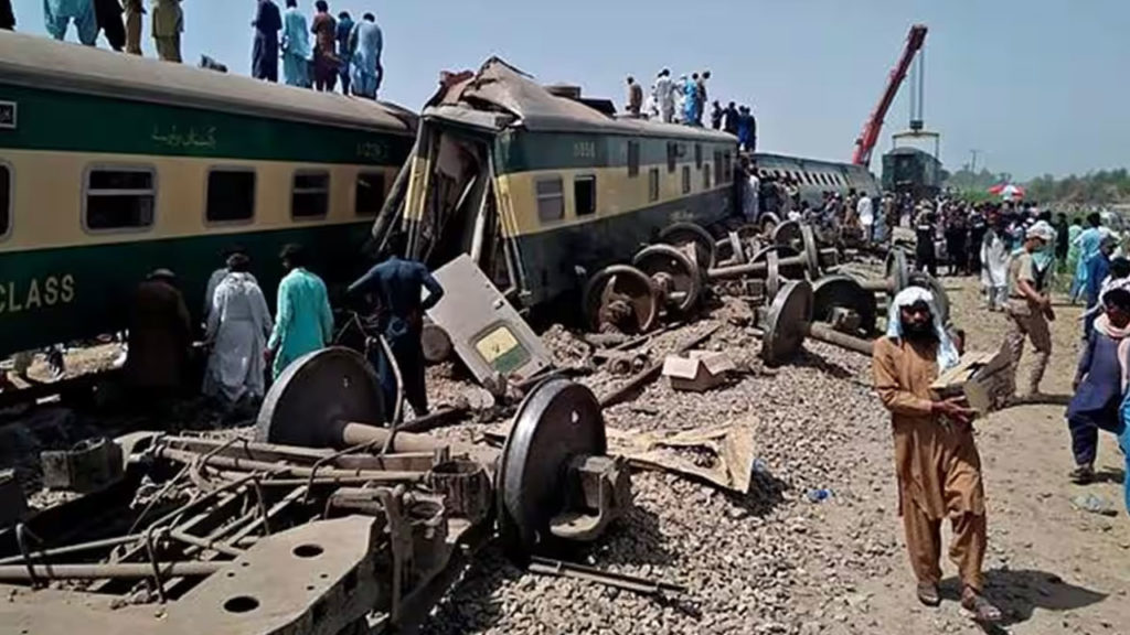 Coaches of Passenger train derails in pakistan and you know what the situation now