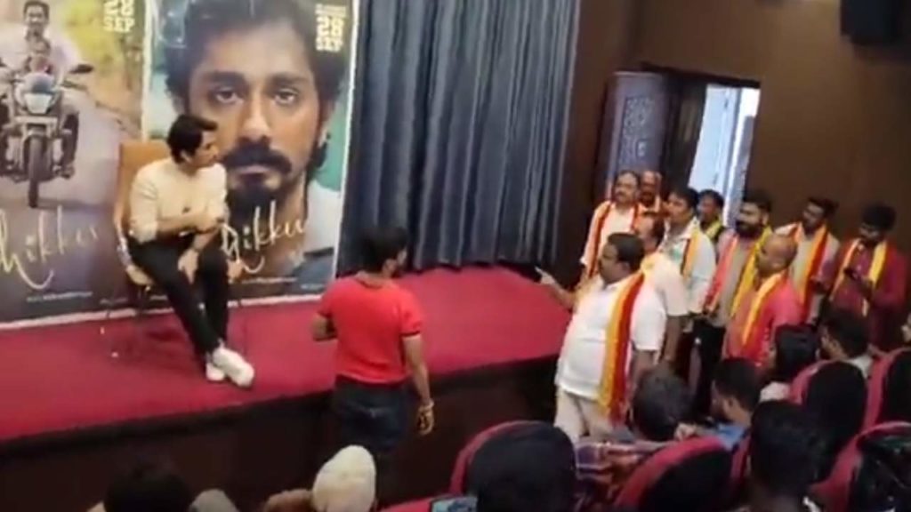 Karnataka Kaveri Protesters waring to Hero Siddharth in Chithha Movie Promotions at Benguluru