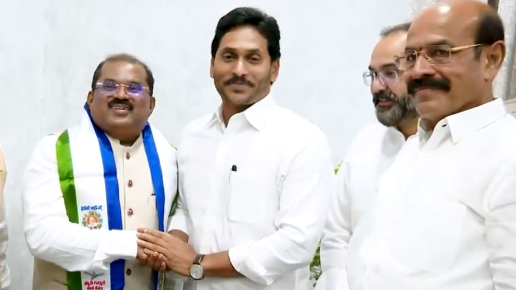 Andhra Pradesh IAS officer Imtiaz joins ysr congress party