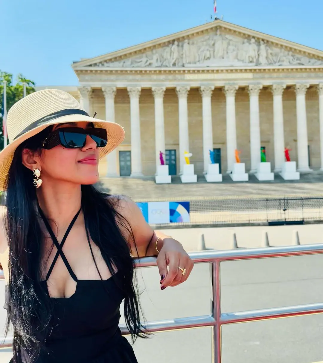 Mirnalini Ravi Enjoying Vacation in Paris
