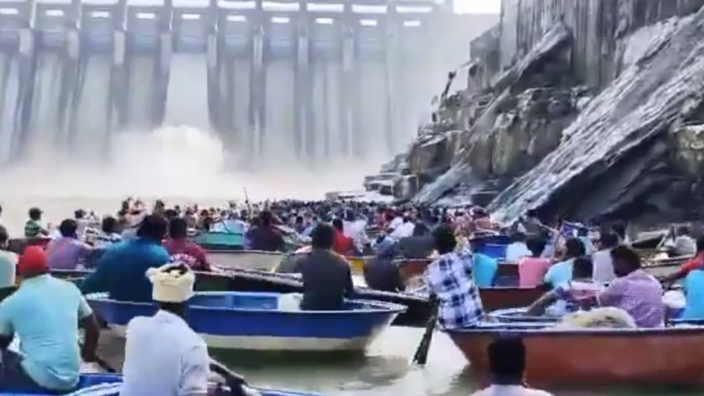 Srisailam Reservoir Gates Closed Fishermen Rush for Fishing